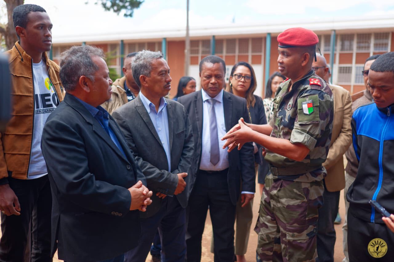 NIJERY IFOTONY NY OLAN' NY MPIANATRA TENY AMIN' NY SEKOLY AMBONY POLYTEKNIKA VONTOVORONA SY NY ONIVERSITEN' ANKATSO NY KOLONELY RAMPANARIVO SOLOFONIAINA THIERRY