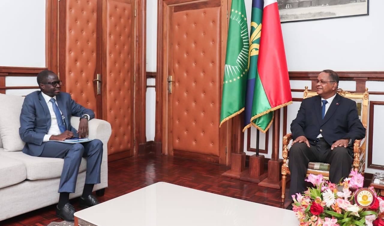 FIARAHA-MIASA EO AMIN' I MADAGASIKARA SY NY BANKY IRAISAMPIRENENA