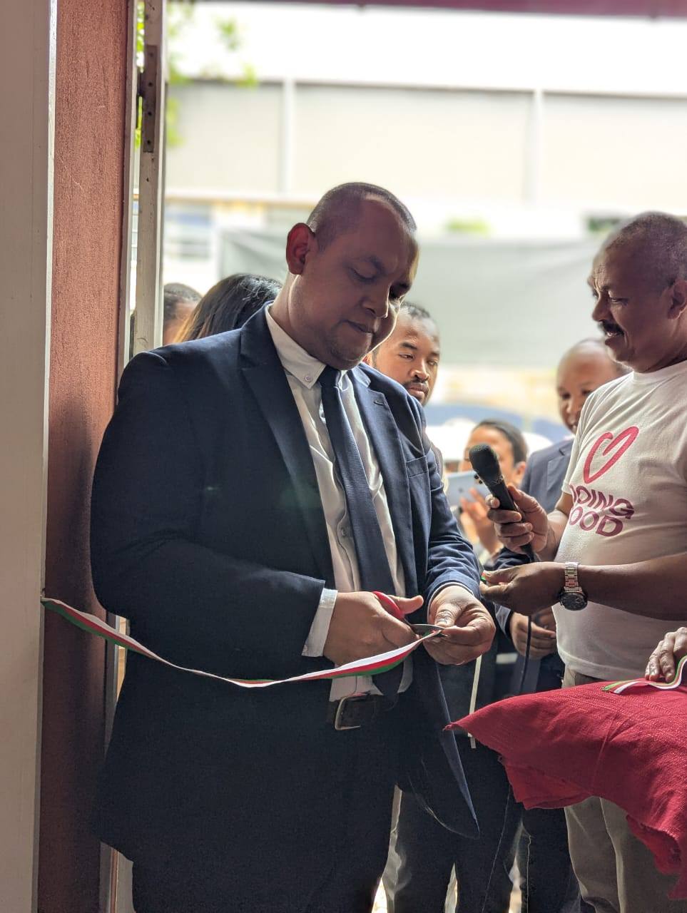 SARY MANODIDINA NY 3000 MIRAKITRA IREO ASAN' NY FIROTSAHANA AN-TSITRAPO ETO ANIVON'NY MINISTERAN' NY SERASERA SY NY KOLONTSAINA