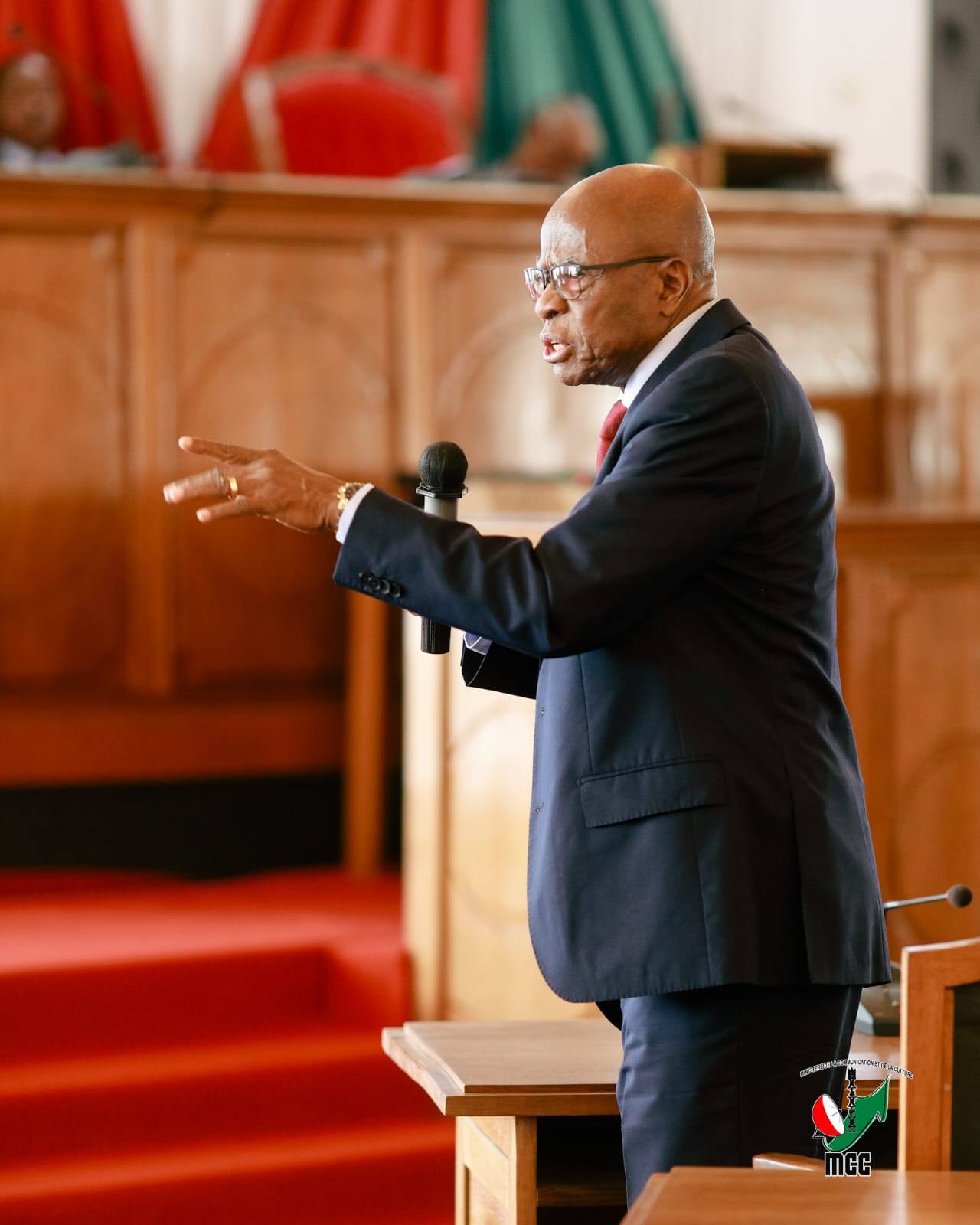 FIVORIANA NIFANATREHANA MIVANTANA TEO AMIN' NY ANTENIMIERANDOHOLONA SY IREO MINISITRA MPIKAMBANA EO ANIVON' NY GOVERNEMANTA