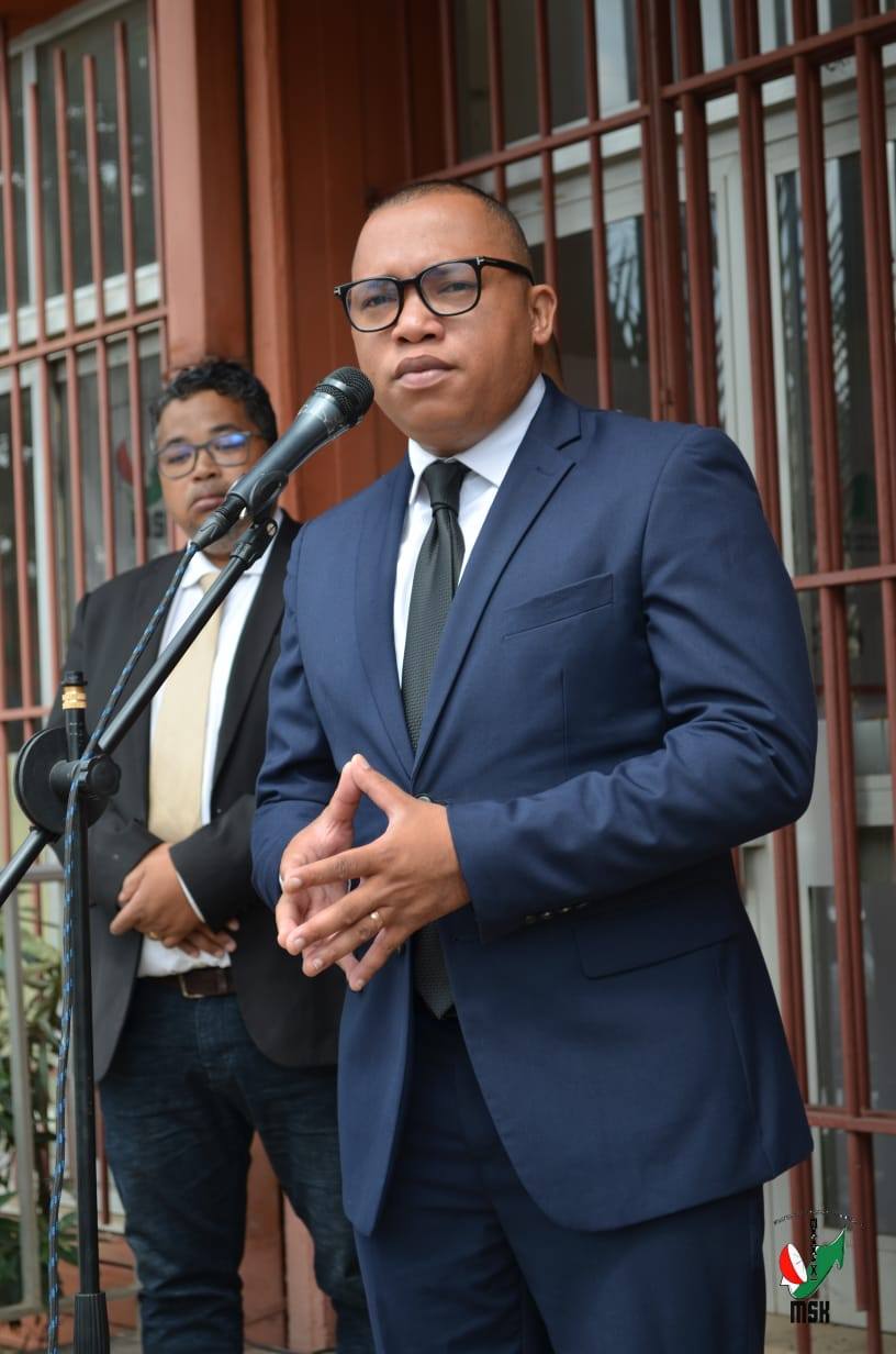 ANDRO VITSIVITSY MIALOHAN' NY ASARAMANITRA DIA NITONDRA NY TENY FISAORANA HOAN' IREO MPIARA-MIASA ETO ANIVON'  NY SERASERA SY NY KOLONTSAINANY MINISITRA GASCAR FENOSOA NANDRITRA NY FOTOANA FANANGANAN-TSAINA