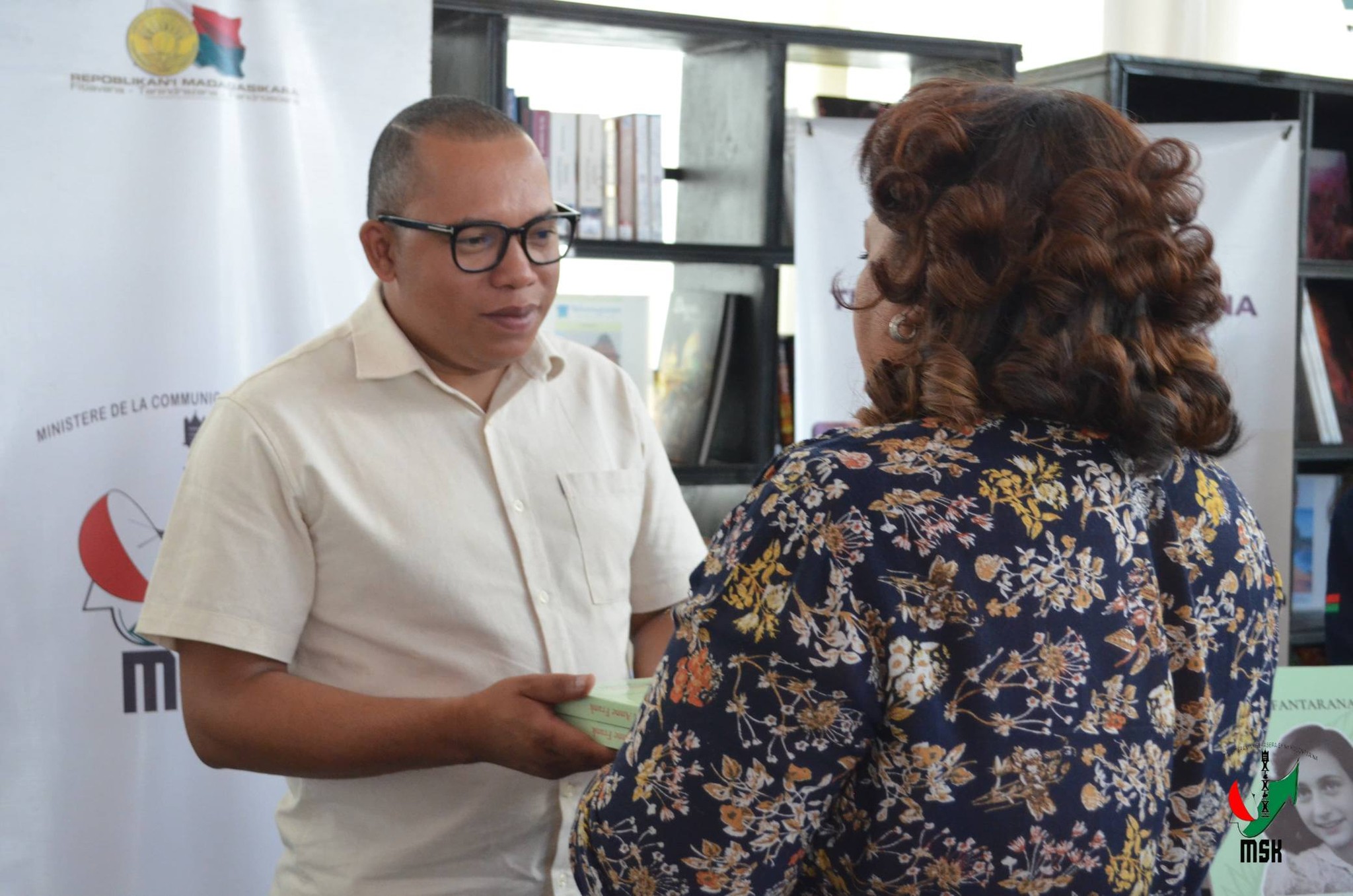 FAMPIROBOROBOANA NY TONTOLON' NY BOKY ATAON' NY MINISTERAN' NY SERASERA SY NY KOLONTSAINA NAMPAHAFANTATRA ANDROANY NY DIARIN' I ANNE FRANK VITA TENY MALAGASY