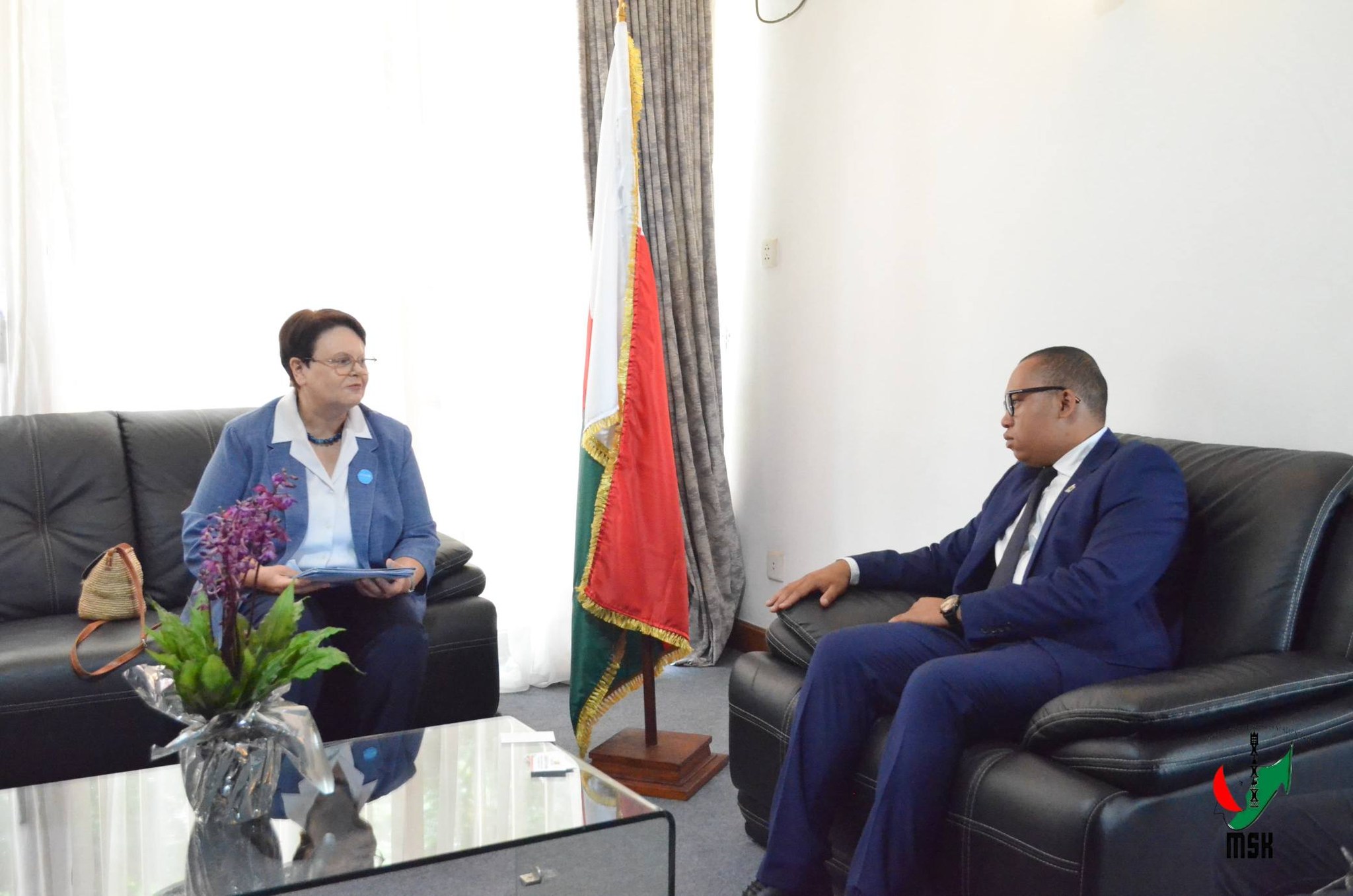 HANAO TANTSOROKA AMIN' NY FANOFANANA MPANAO GAZETY KARAKARAIN' NY MINISTERAN' NY SERASERA SY NY KOLONTSAINA SY HIROSO AMIN' NY FAMPITAOVANA NY HAINOAMANJERIM-PIRENENA NY UNICEF MADAGASIKARA