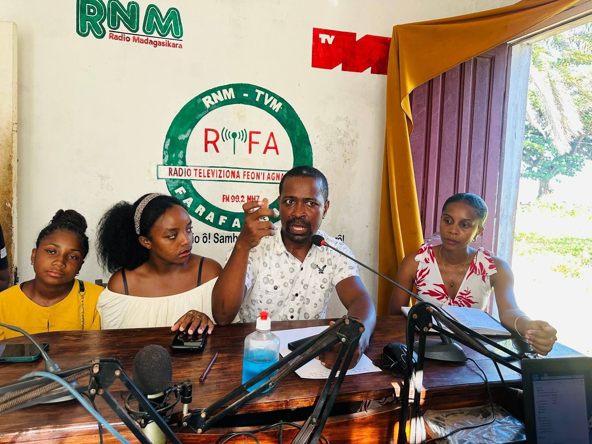 NIARA-NANAMARIKA NY ANDRO MANERAN-TANY HO AN' NY RADIO IREO ONJAMPEO MARO MANERANA NY NOSY