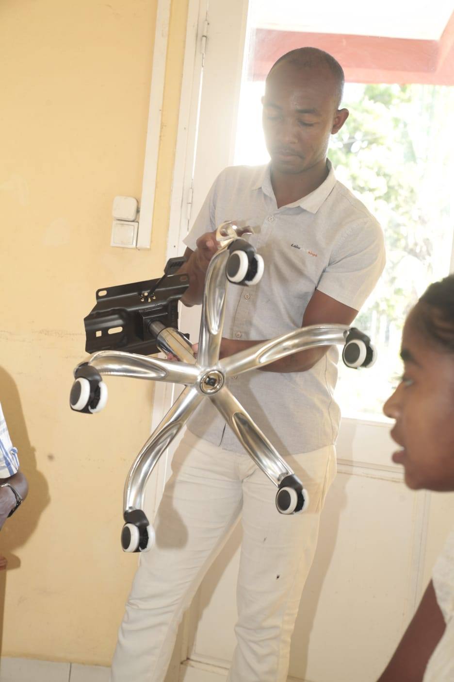 MANATSARA HATRANY IREO FITAOVAN-TSERASERA ENTI-MIASA NY MINISTERAN' NY SERASERA SY NY KOLONTSAINA MBA HAHATOMOMBANA NY FAMPITAM-BAOVAO AVY NY IFOTONY