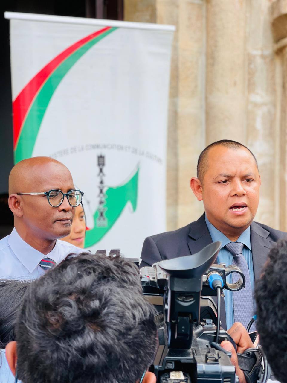 MANAMAFY FAHAIZA-MANAO MOMBA NY HAREMBAKOKA NY MPIASAN' NY MINISTERAN' NY SERASERA SY NY KOLONTSAINA