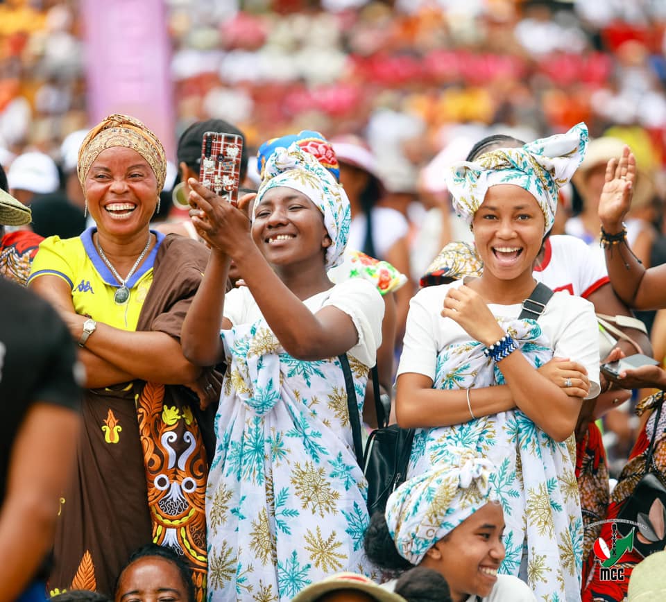 MANAN-KASINA NY VEHIVAVY ! MANAN-DANJA NY FANIRIANY, MENDRIKA HO TANTERAHINA NY NOFINOFINY