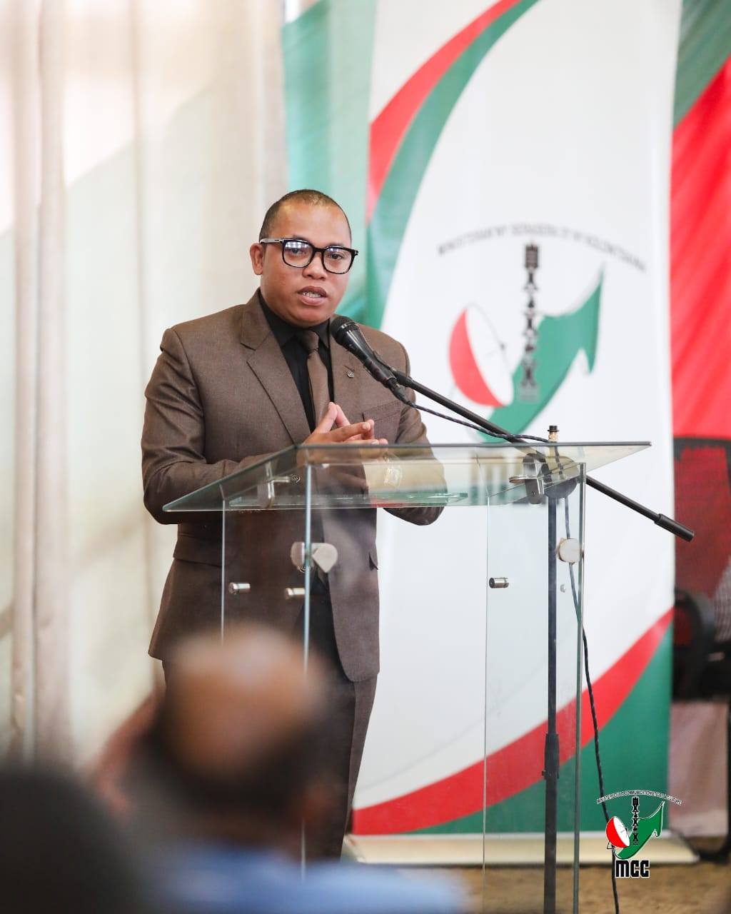 NANDRAY NY ASANY NANOMBOKA ANDROANY NY SEKRETETA JENERALY VAOVAO EO ANOVON' NY MINISTERAN' NY SERASERA SY NY KOLONTSAINA RASOLOFOARIJAONA MIARY