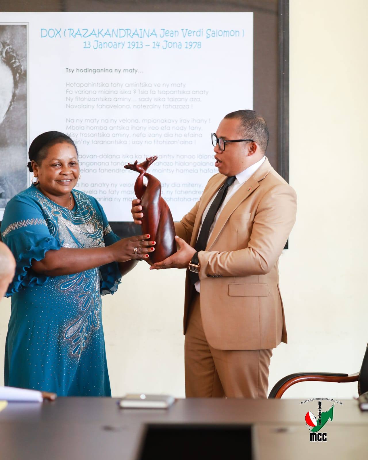 NOTANTERAHINA ANDROANY ZOMA 28 NOVAMBRA 2025 NY FIHAONANA NARAHINA FIVORIANA ARAK'ASA TEO AMIN'NY MINISITRA GASCAR FENOSOA SY IREO TALEM-PARITRY NY SERASERA SY NY KOLONTSAINA