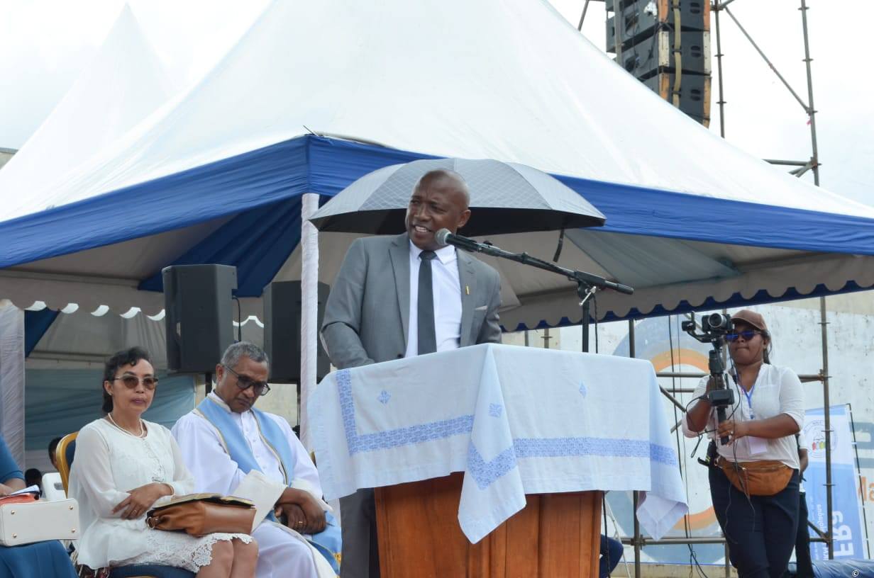 NAMPITA MIVANTANA NY FANOMPOAM-PIVAVAHANA TENY ANTSONJOMBE NY TELEVIZIONA FAHAZAVANA AN' NY FIANGONANA FJKM