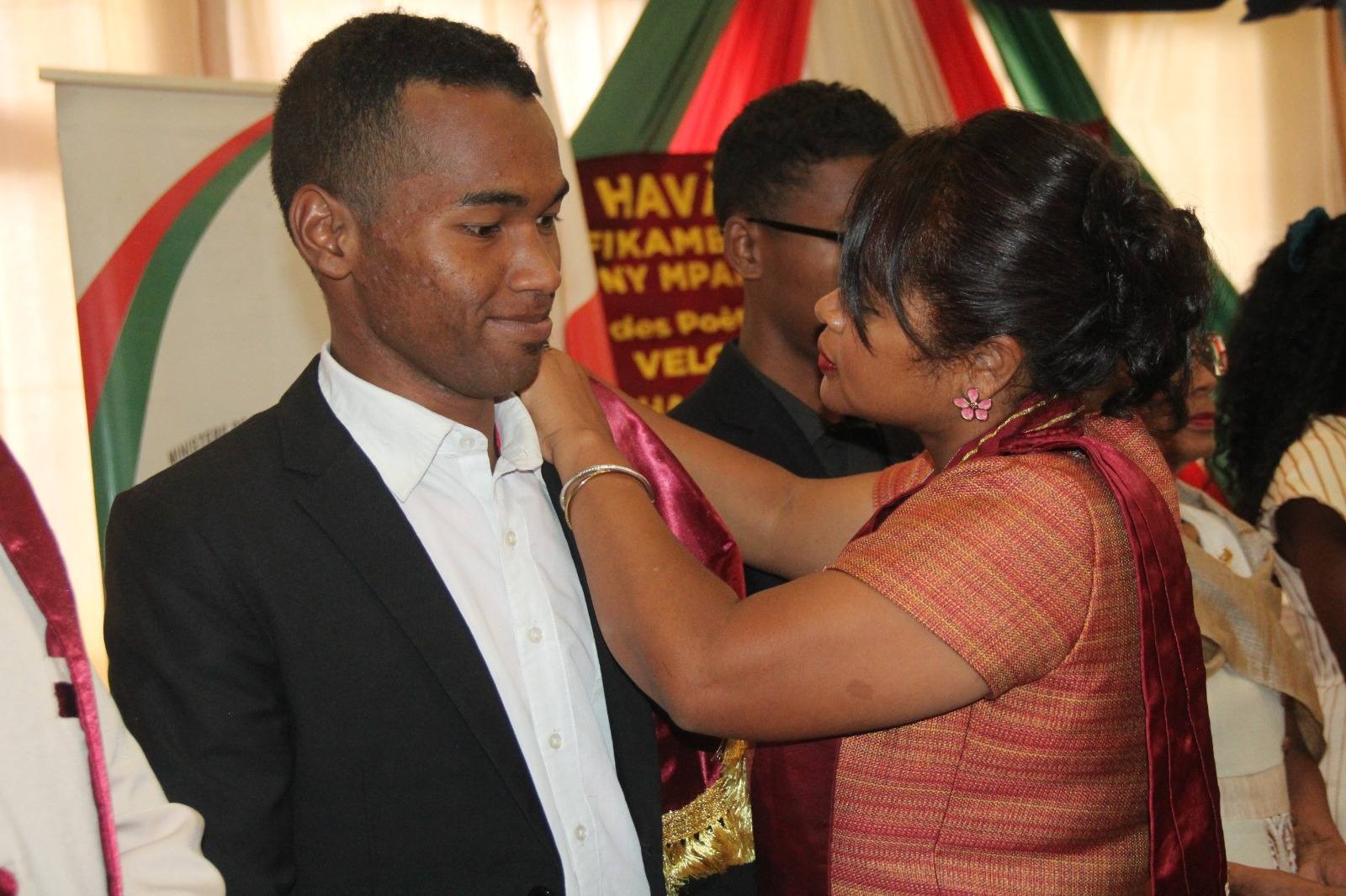 FIKAMBANAN' NY POETY SY MPANORATRA MALAGASY HAVATSA-UPEM, NOTOLORANA MARI-BONINAHITRY NY KANTO IREO MPANORATRA