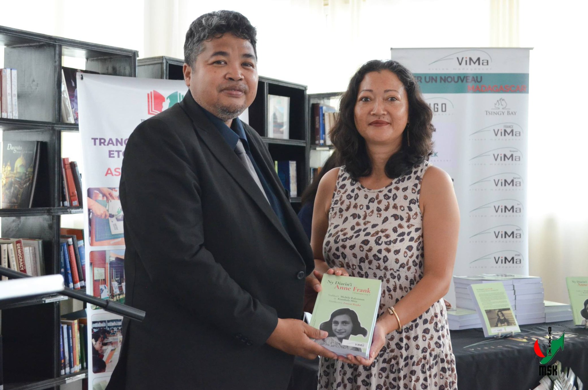 FAMPIROBOROBOANA NY TONTOLON' NY BOKY ATAON' NY MINISTERAN' NY SERASERA SY NY KOLONTSAINA NAMPAHAFANTATRA ANDROANY NY DIARIN' I ANNE FRANK VITA TENY MALAGASY