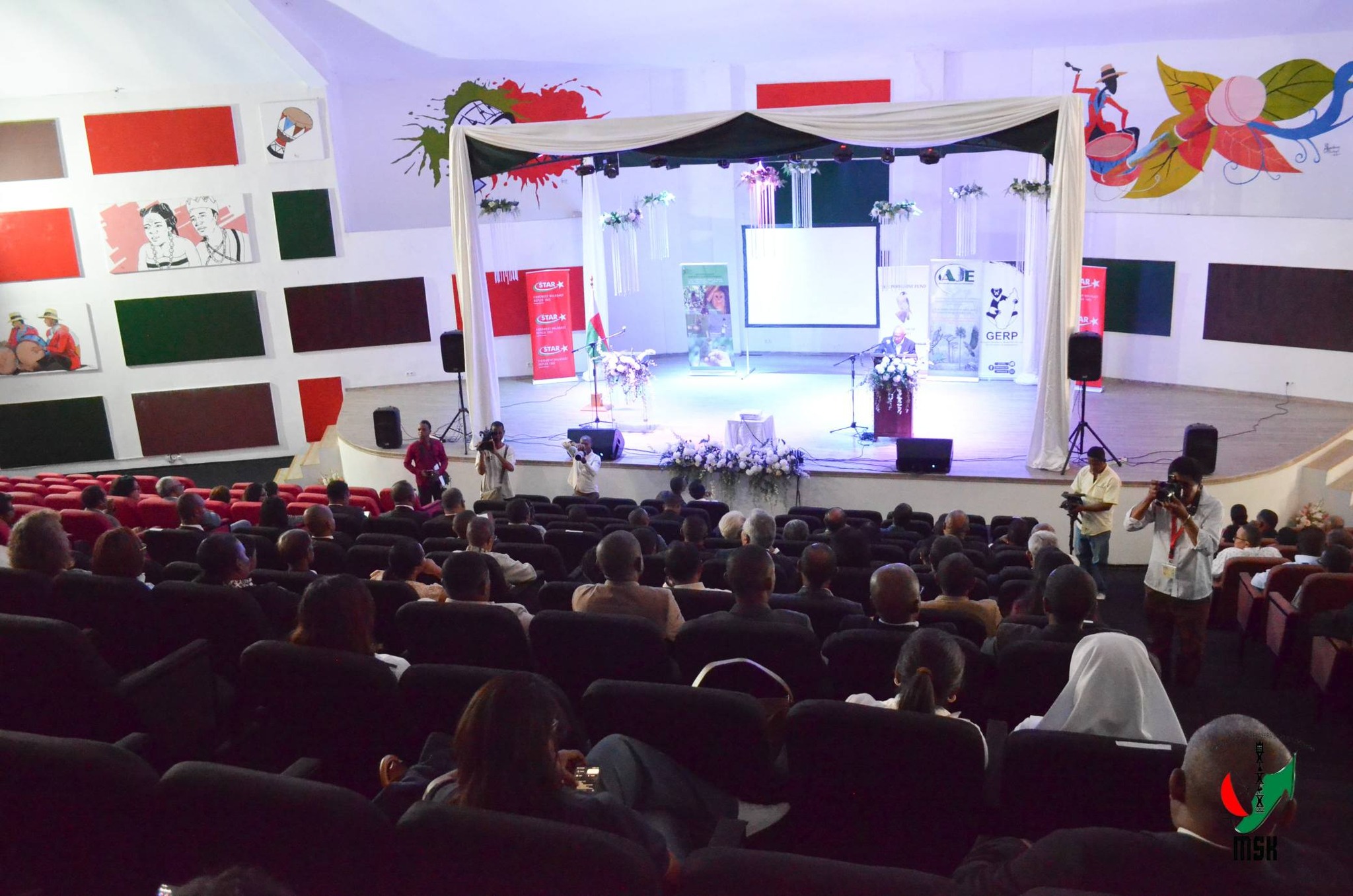 NOTOLORAN' NY AJE-FIKAMBANAN' NY MPANAO GAZETY MIKIRAKIRA NY TONTOLO IAINANA MARI-PANKASITAHANA IREO OLO-MALAZAN' NY FIKAROHANA ARA-TSIANSA