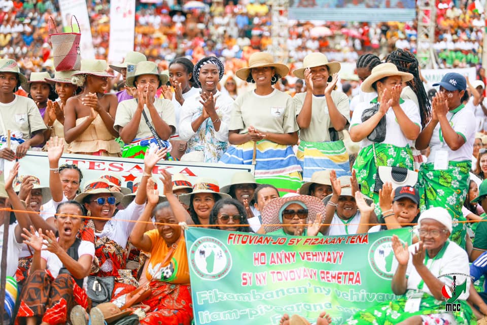 MANAN-KASINA NY VEHIVAVY ! MANAN-DANJA NY FANIRIANY, MENDRIKA HO TANTERAHINA NY NOFINOFINY