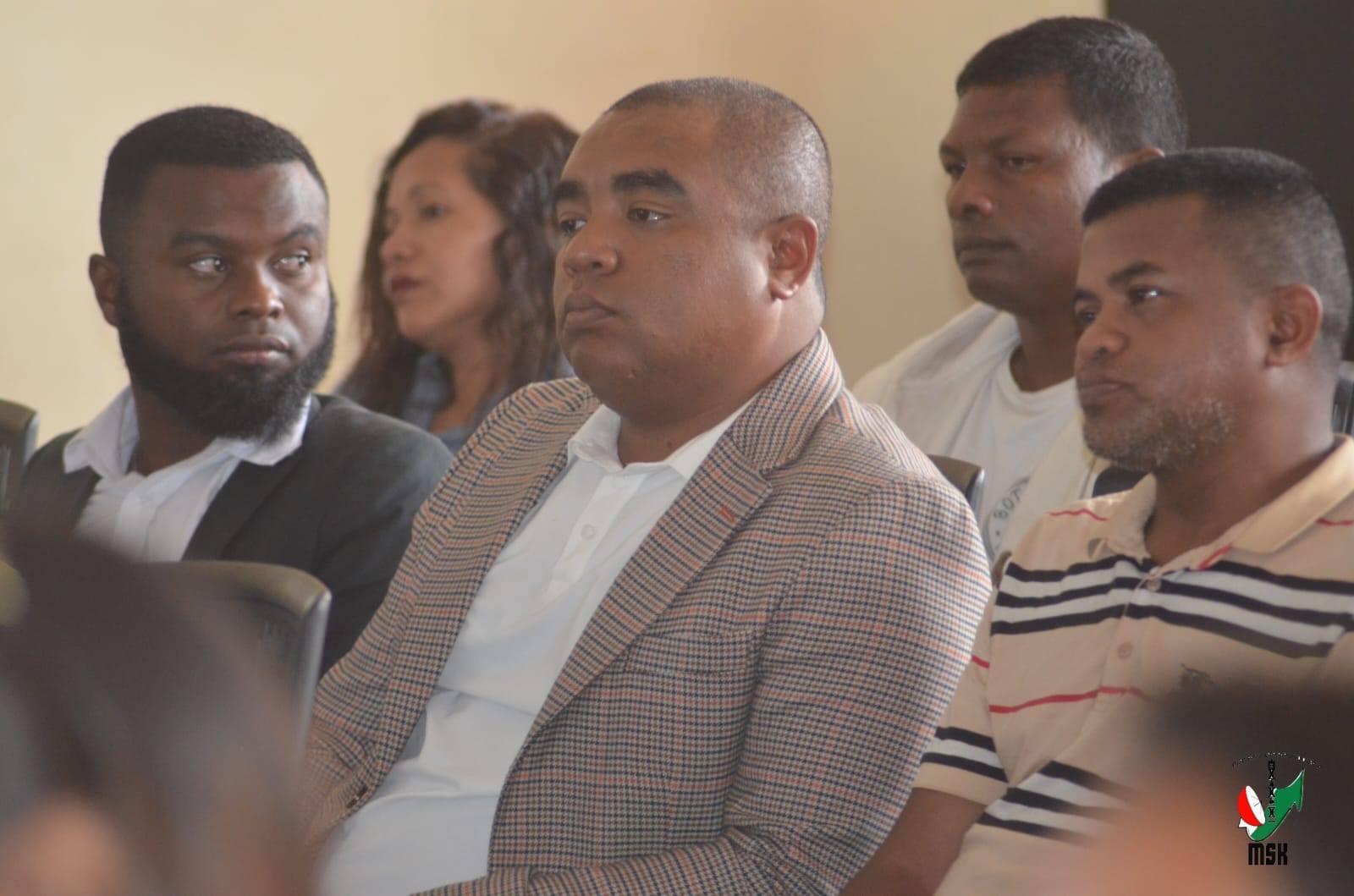 NIARA-NIDINIKA TAMIN'IREO TOMPONY HAINO VAKY JERY NY MOMBA NY TNT