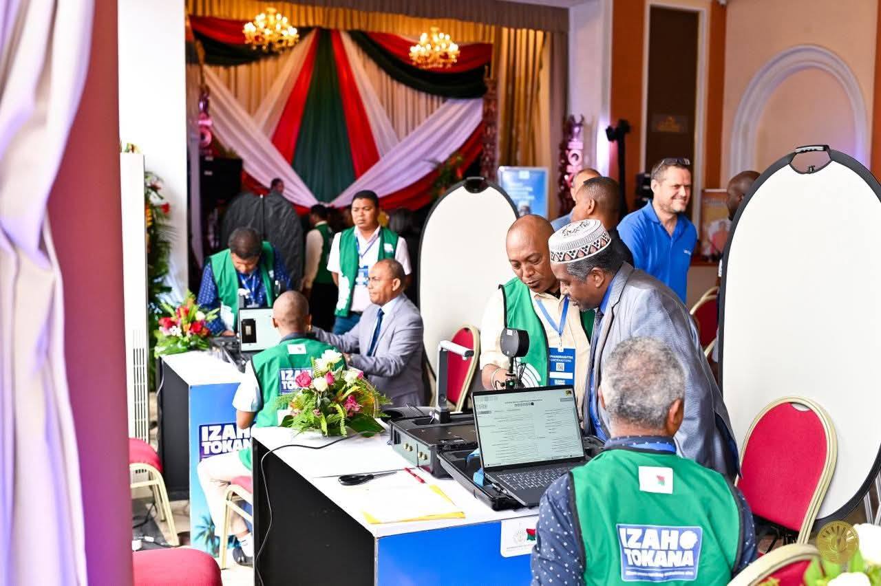 NISANTATRA NY FISORATANA ANARANA BIOMETRIKA NY FILOHAN' NY FANAVAOZANA NY REPOBLIKA SY IREO MPANOLOTSAINA AVO, IREO ANDRIMPANJAKANA, ARY NY GOVERNEMANTA