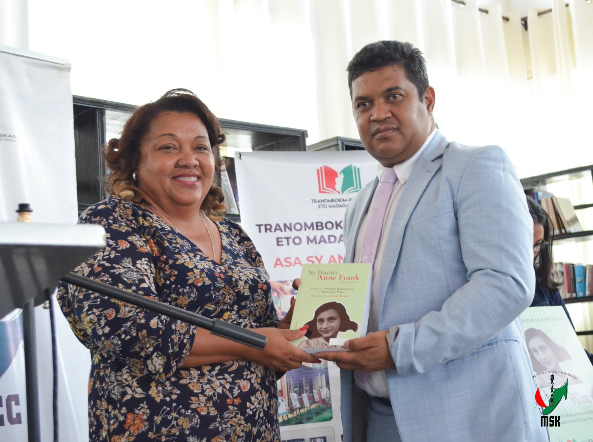 FAMPIROBOROBOANA NY TONTOLON' NY BOKY ATAON' NY MINISTERAN' NY SERASERA SY NY KOLONTSAINA NAMPAHAFANTATRA ANDROANY NY DIARIN' I ANNE FRANK VITA TENY MALAGASY