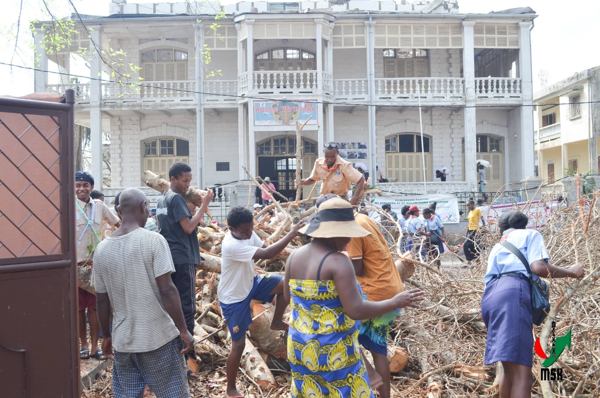 MPIROTSAKA AN-TSITRAPO MARO NO NIARA-NIENTANA TAMIN' NY MINISTERAN' NY SERASERA SY NY KOLONTSAINA NANADIO NY MOZEA VAVITIANA TOAMASINA