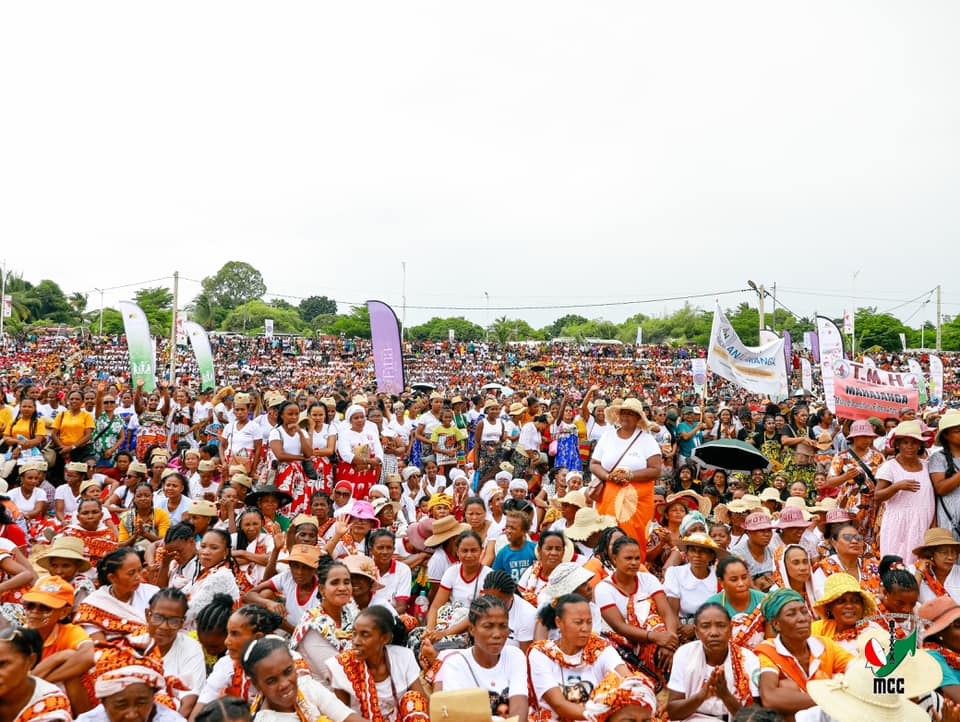 MANAN-KASINA NY VEHIVAVY ! MANAN-DANJA NY FANIRIANY, MENDRIKA HO TANTERAHINA NY NOFINOFINY