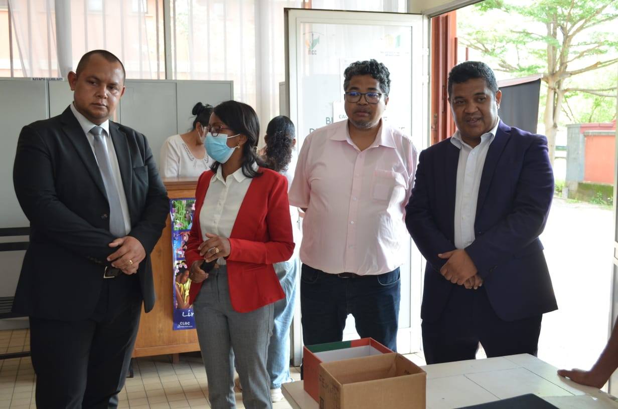 NAMPAHAFANTARIN' NY MINISTERAN' NY SERASERA SY NY KOLONTSAINA AN' IREO MPIANATRA NY ASA SY ANDRAIKITRY NY TRANOMBOKIM-PIRENENA