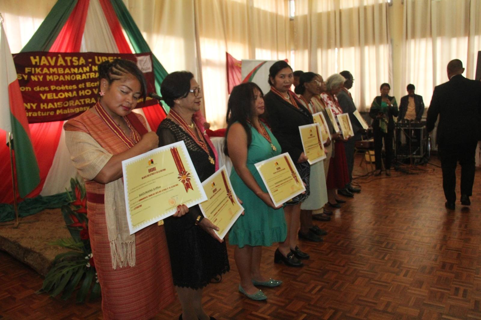 FIKAMBANAN' NY POETY SY MPANORATRA MALAGASY HAVATSA-UPEM, NOTOLORANA MARI-BONINAHITRY NY KANTO IREO MPANORATRA