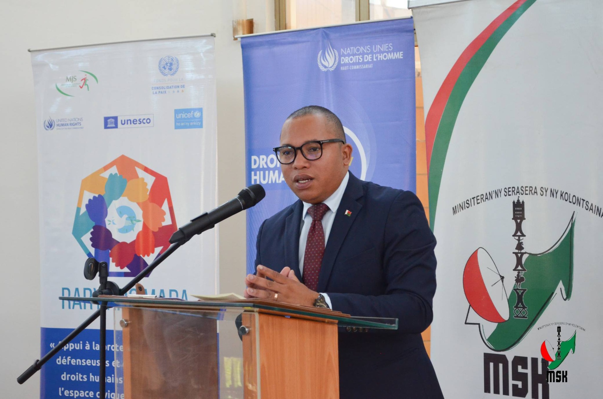 MAMOLAVOLA LALANA MIARO NY MPANAO GAZETY SY NY FAHALALAHANA MANEHO HEVITRA NY MINISTERAN' NY SERASERA SY NY KOLONTSAINA MIARAKA AMIN' NY KOMITY IVONDRONAN' NY MPANAO GAZETY