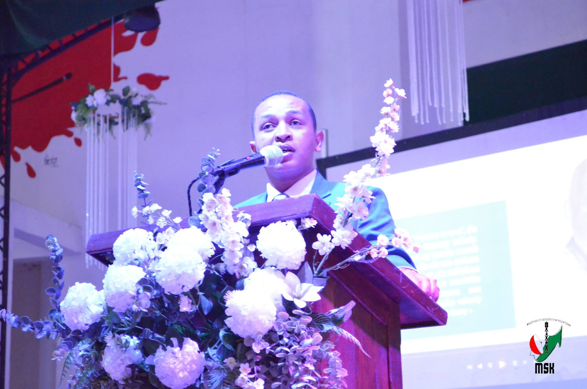 NOTOLORAN' NY AJE-FIKAMBANAN' NY MPANAO GAZETY MIKIRAKIRA NY TONTOLO IAINANA MARI-PANKASITAHANA IREO OLO-MALAZAN' NY FIKAROHANA ARA-TSIANSA