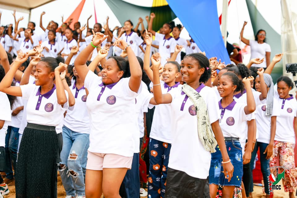 MANAN-KASINA NY VEHIVAVY ! MANAN-DANJA NY FANIRIANY, MENDRIKA HO TANTERAHINA NY NOFINOFINY