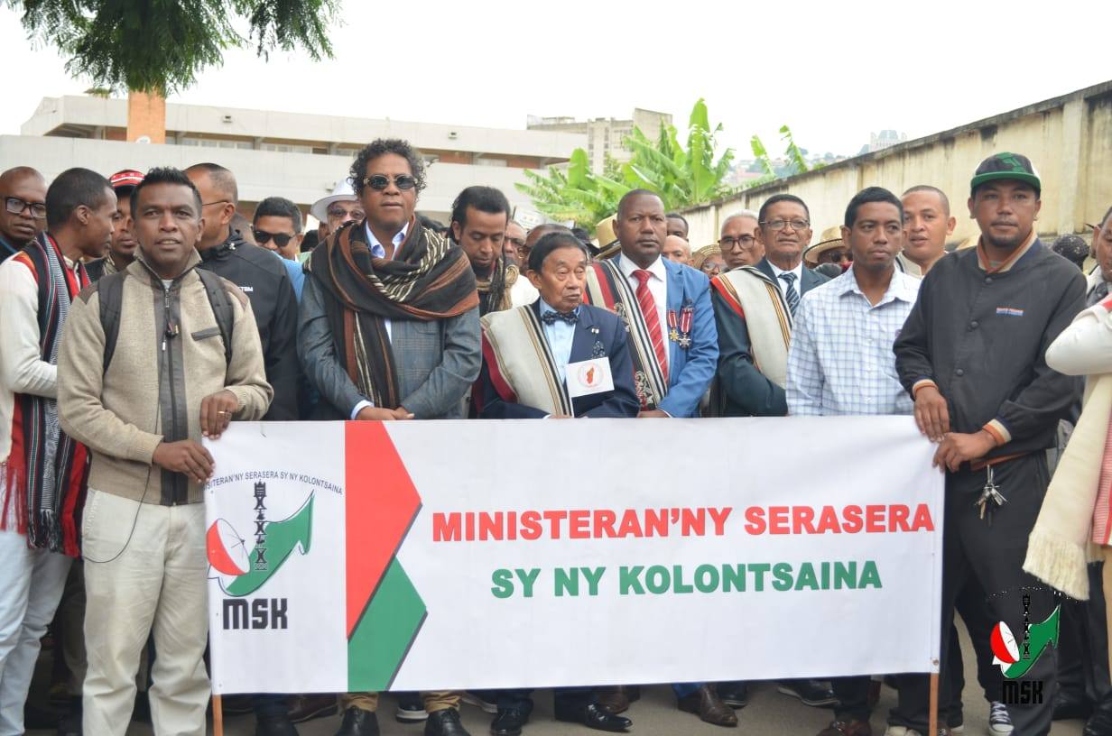 HARAVORAVOANA SY ENDRIKA FENO TSIKY NO NIARAHAN'NY MPIKABARY NISANTATRA NY ANDROM-PIRENENA HO AN' NY KABARY MALAGASY