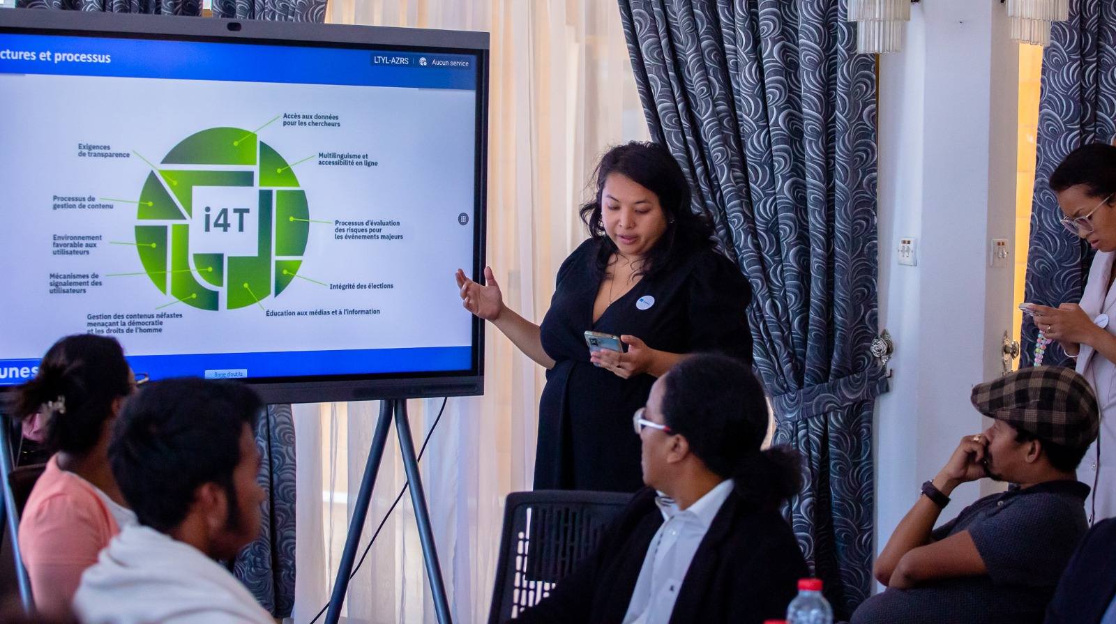 ATRIKASA FANOMBOHAN' NY TETIKASA MOMBA NY FAHALALAHANA MANEHO HEVITRA, IREO FITAOVAN-TSERASERA VAOVAO, FAMPIROBOROBOANA NY ORINASAN-TSERASERA MALALAKA, MAHALEOTENA SY MAROLOKO