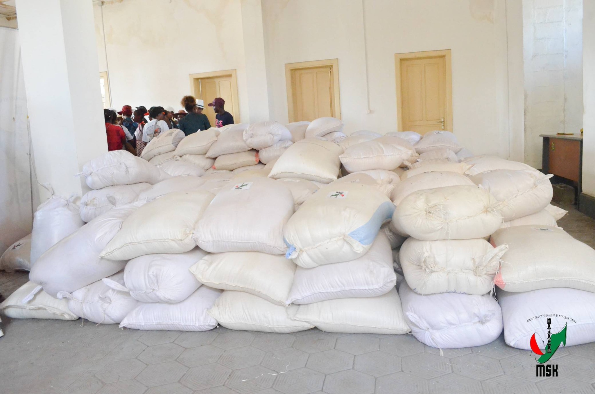 NIVIMBINA IZAY VOATSIRAMBIN' NY TANANY NY MINISTERAN' NY SERASERA SY NY KOLONTSAINA HANAMAIVANANA NY VESATRY NY RIVODOZA GEZANI