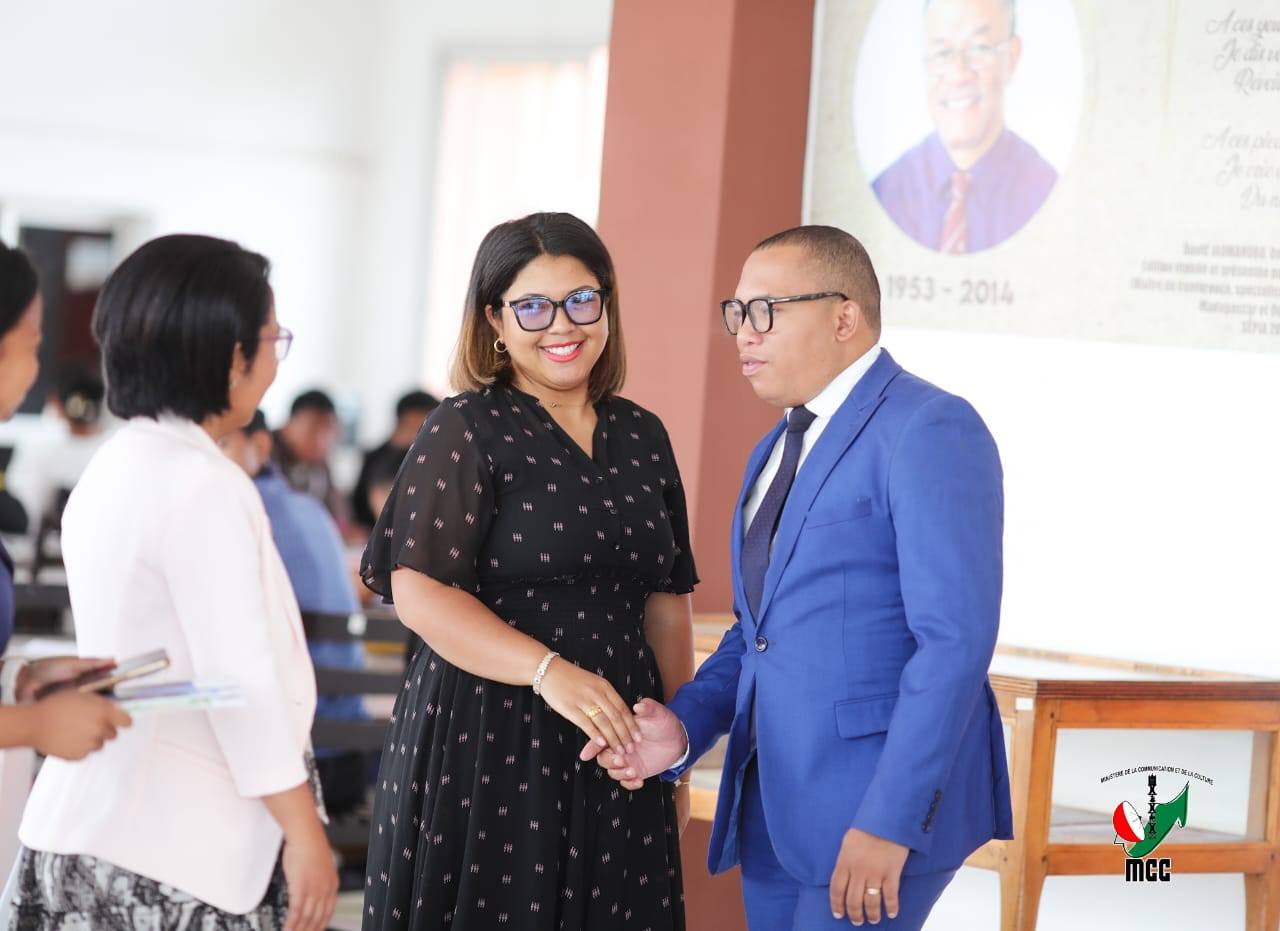 NORAISIN' NY MINISTERAN' NY SERASERA SY NY KOLONTSAINA IREO TANORA MPILATSAKA AN-TSITRAPO HO ANY FRANTSA