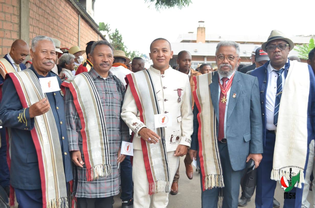 HARAVORAVOANA SY ENDRIKA FENO TSIKY NO NIARAHAN'NY MPIKABARY NISANTATRA NY ANDROM-PIRENENA HO AN' NY KABARY MALAGASY