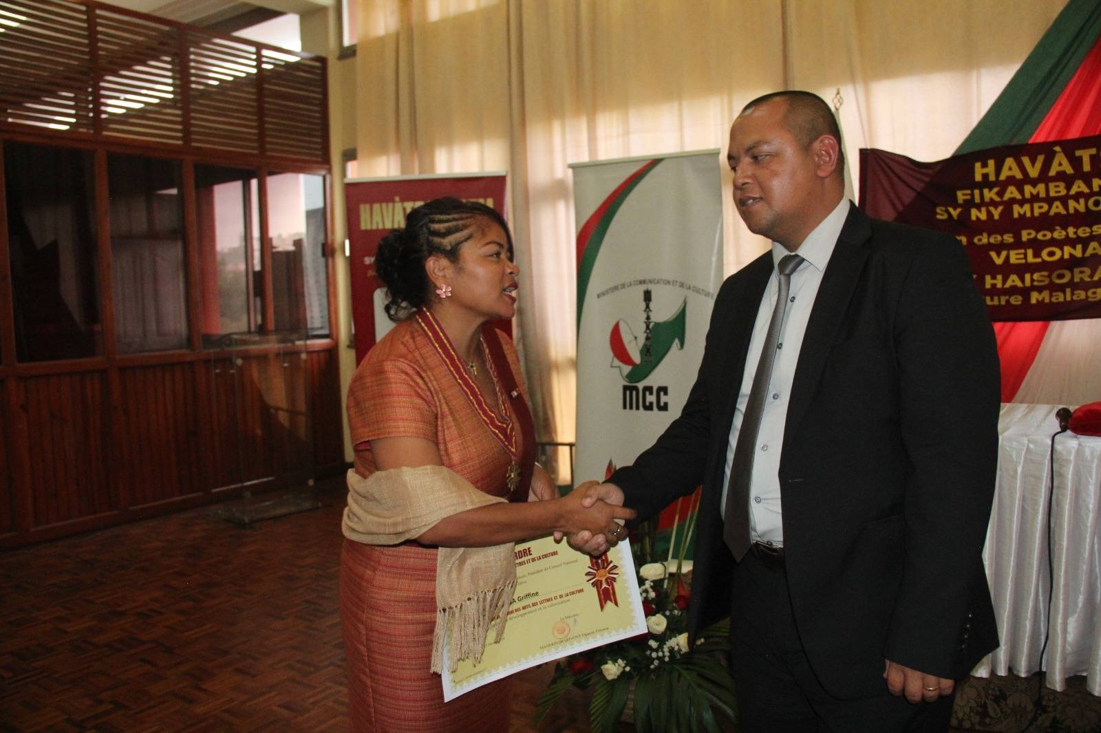 FIKAMBANAN' NY POETY SY MPANORATRA MALAGASY HAVATSA-UPEM, NOTOLORANA MARI-BONINAHITRY NY KANTO IREO MPANORATRA