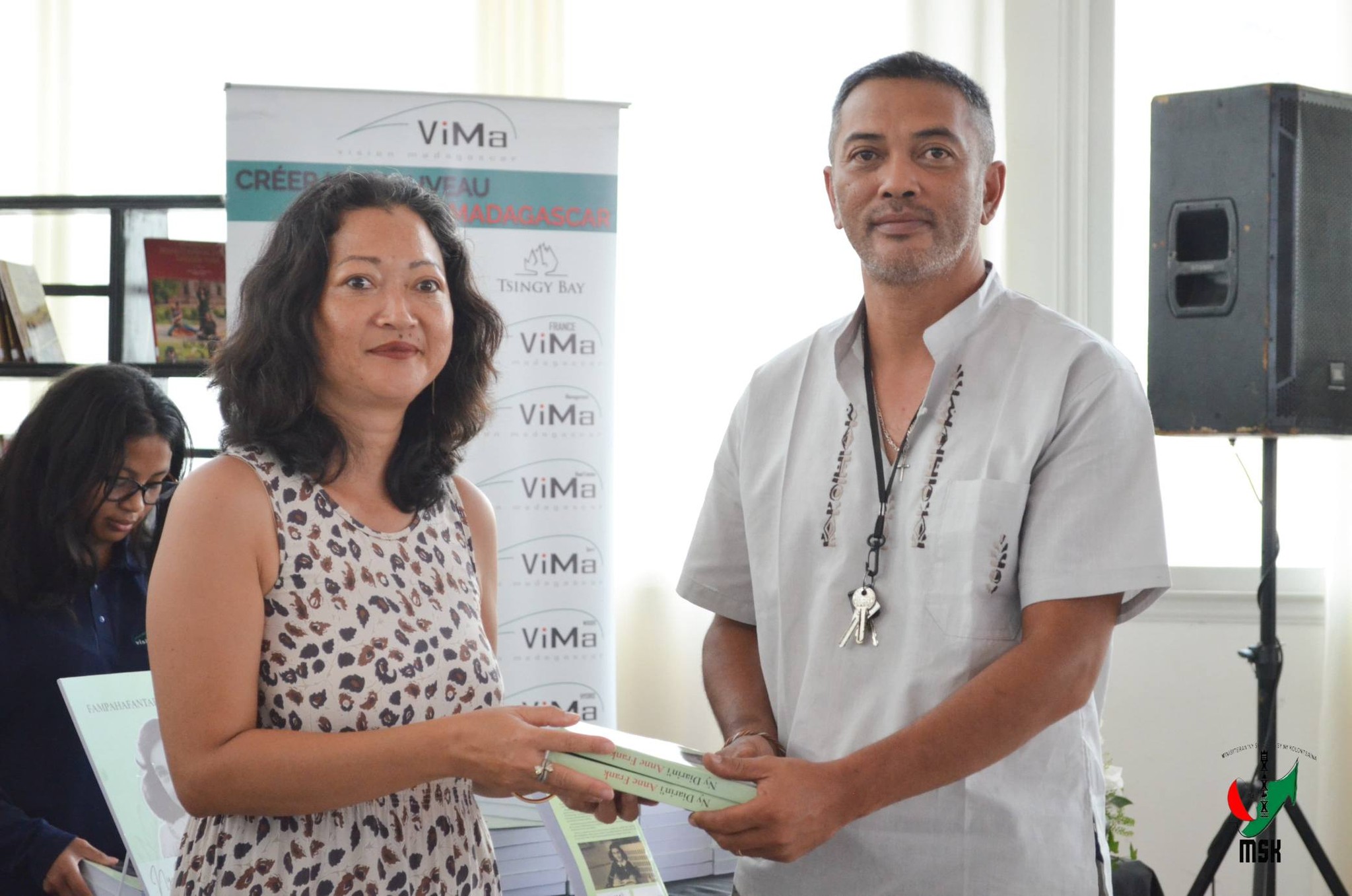 FAMPIROBOROBOANA NY TONTOLON' NY BOKY ATAON' NY MINISTERAN' NY SERASERA SY NY KOLONTSAINA NAMPAHAFANTATRA ANDROANY NY DIARIN' I ANNE FRANK VITA TENY MALAGASY