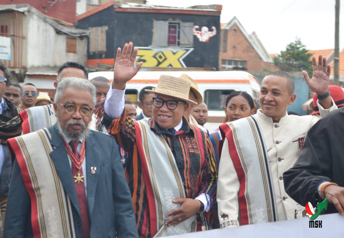 HARAVORAVOANA SY ENDRIKA FENO TSIKY NO NIARAHAN'NY MPIKABARY NISANTATRA NY ANDROM-PIRENENA HO AN' NY KABARY MALAGASY