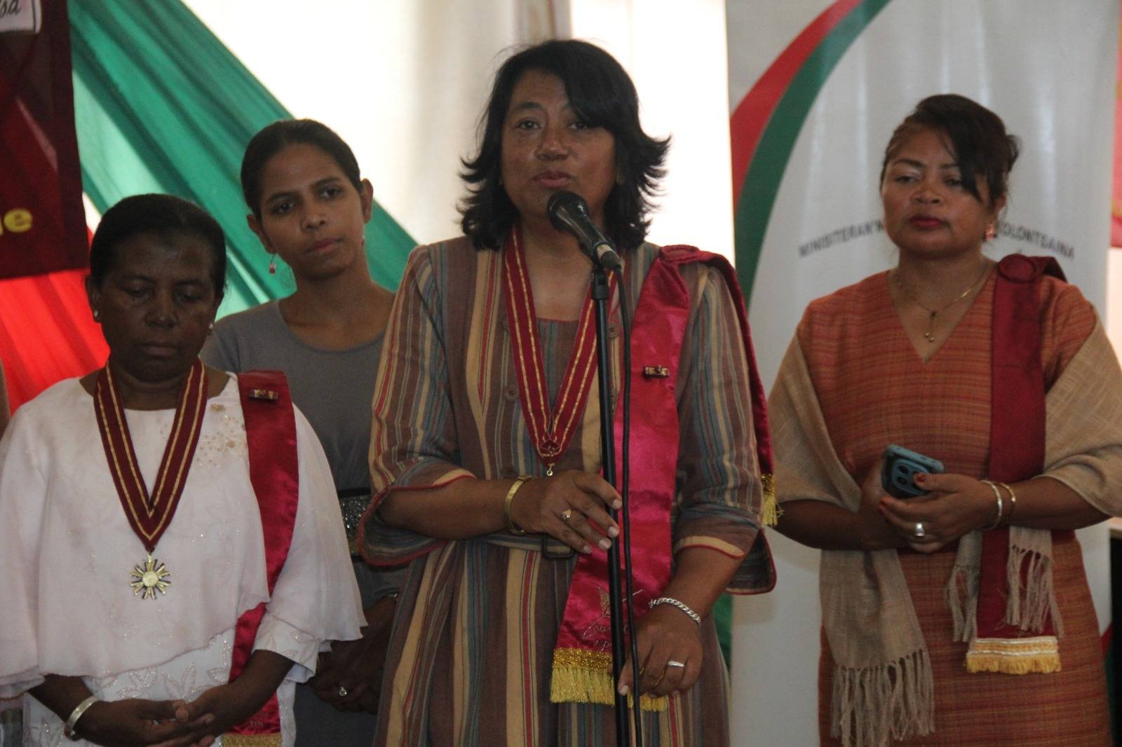 FIKAMBANAN' NY POETY SY MPANORATRA MALAGASY HAVATSA-UPEM, NOTOLORANA MARI-BONINAHITRY NY KANTO IREO MPANORATRA