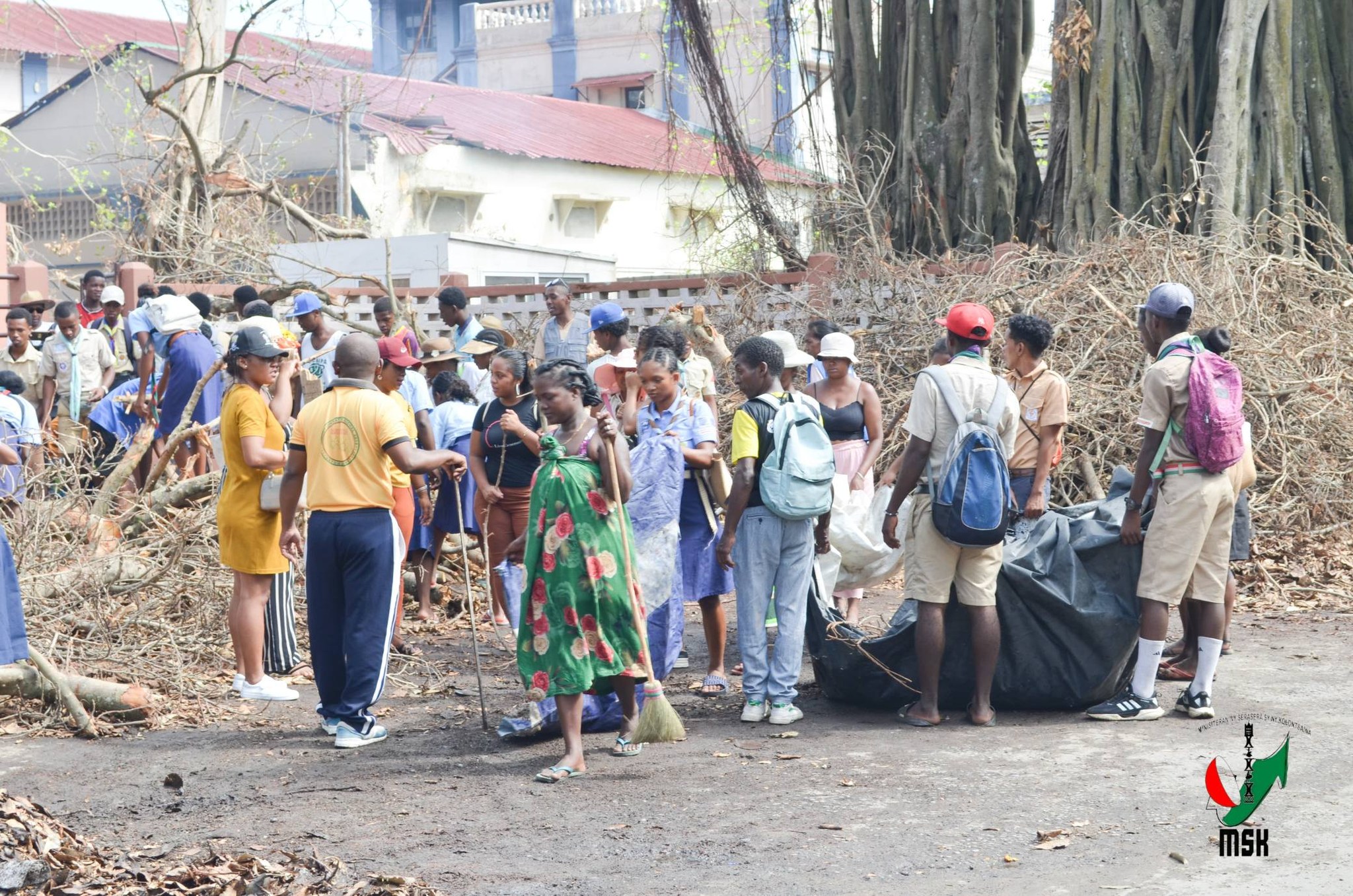 MPIROTSAKA AN-TSITRAPO MARO NO NIARA-NIENTANA TAMIN' NY MINISTERAN' NY SERASERA SY NY KOLONTSAINA NANADIO NY MOZEA VAVITIANA TOAMASINA