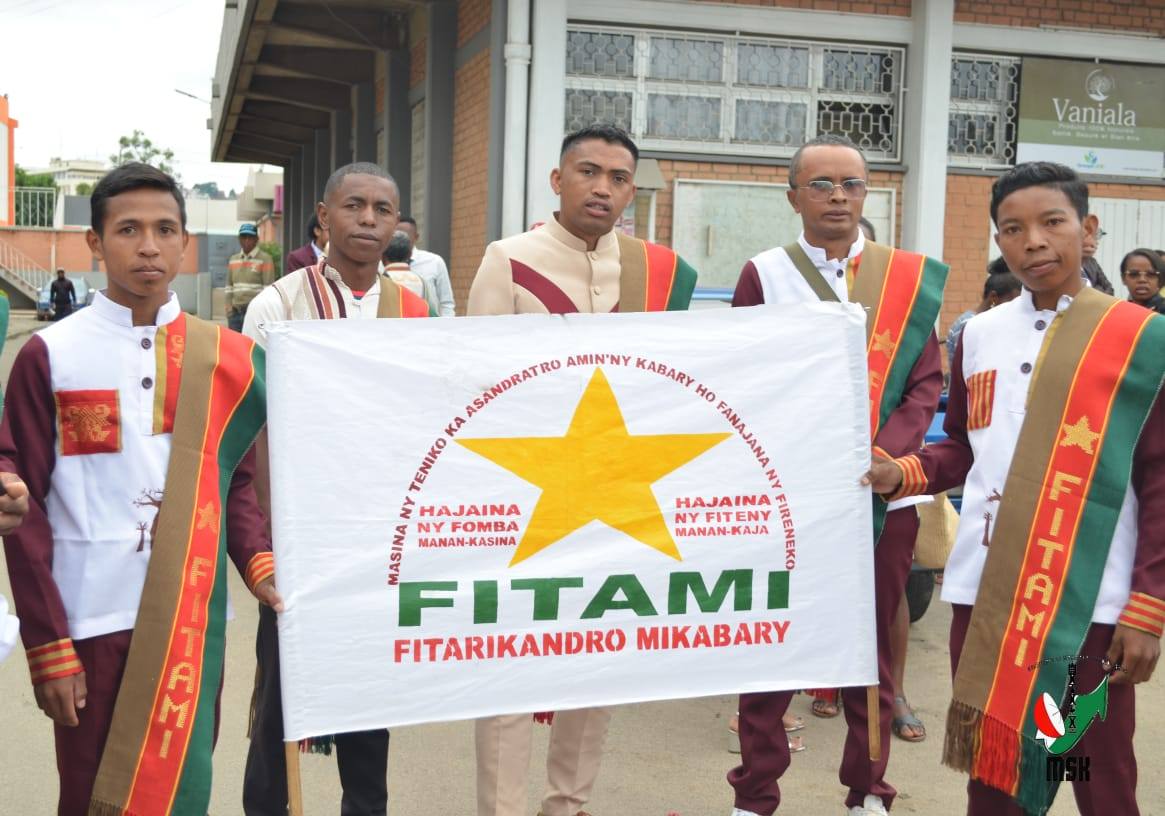 HARAVORAVOANA SY ENDRIKA FENO TSIKY NO NIARAHAN'NY MPIKABARY NISANTATRA NY ANDROM-PIRENENA HO AN' NY KABARY MALAGASY