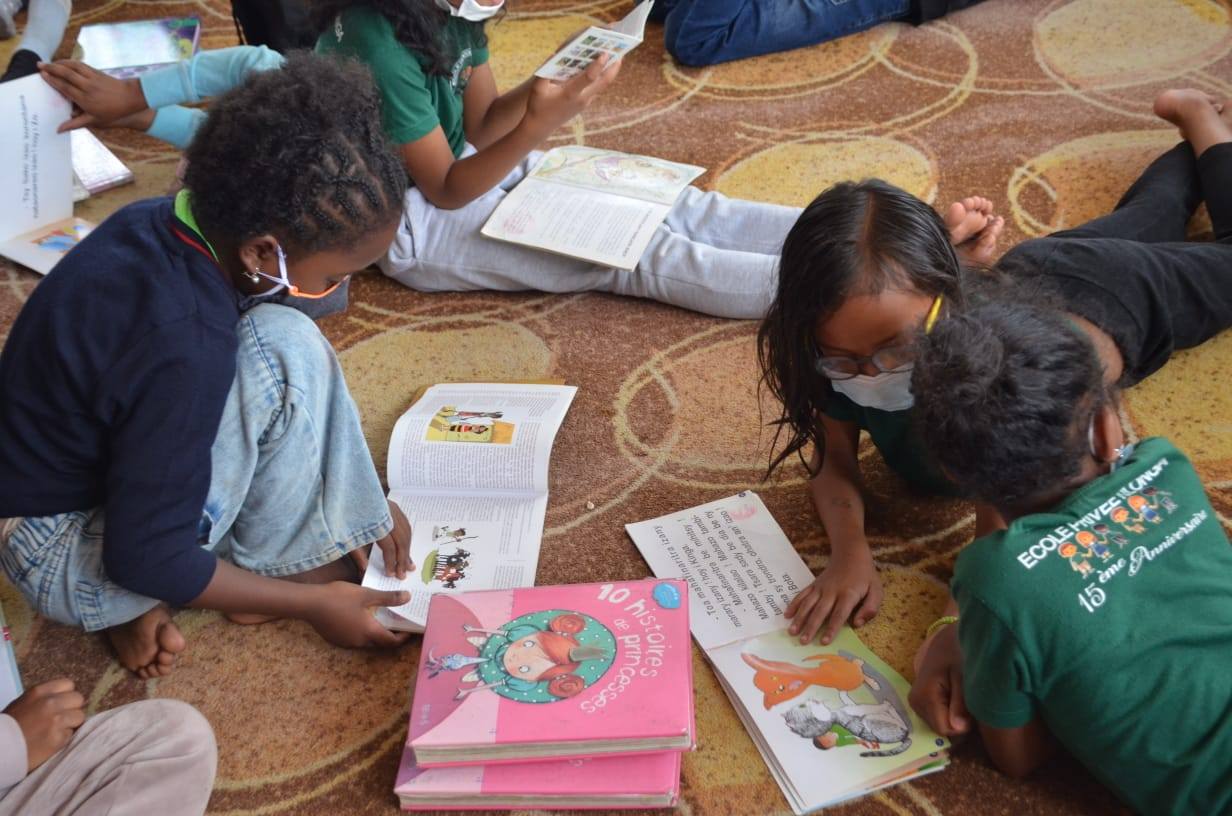 NAMPAHAFANTARIN' NY MINISTERAN' NY SERASERA SY NY KOLONTSAINA AN' IREO MPIANATRA NY ASA SY ANDRAIKITRY NY TRANOMBOKIM-PIRENENA