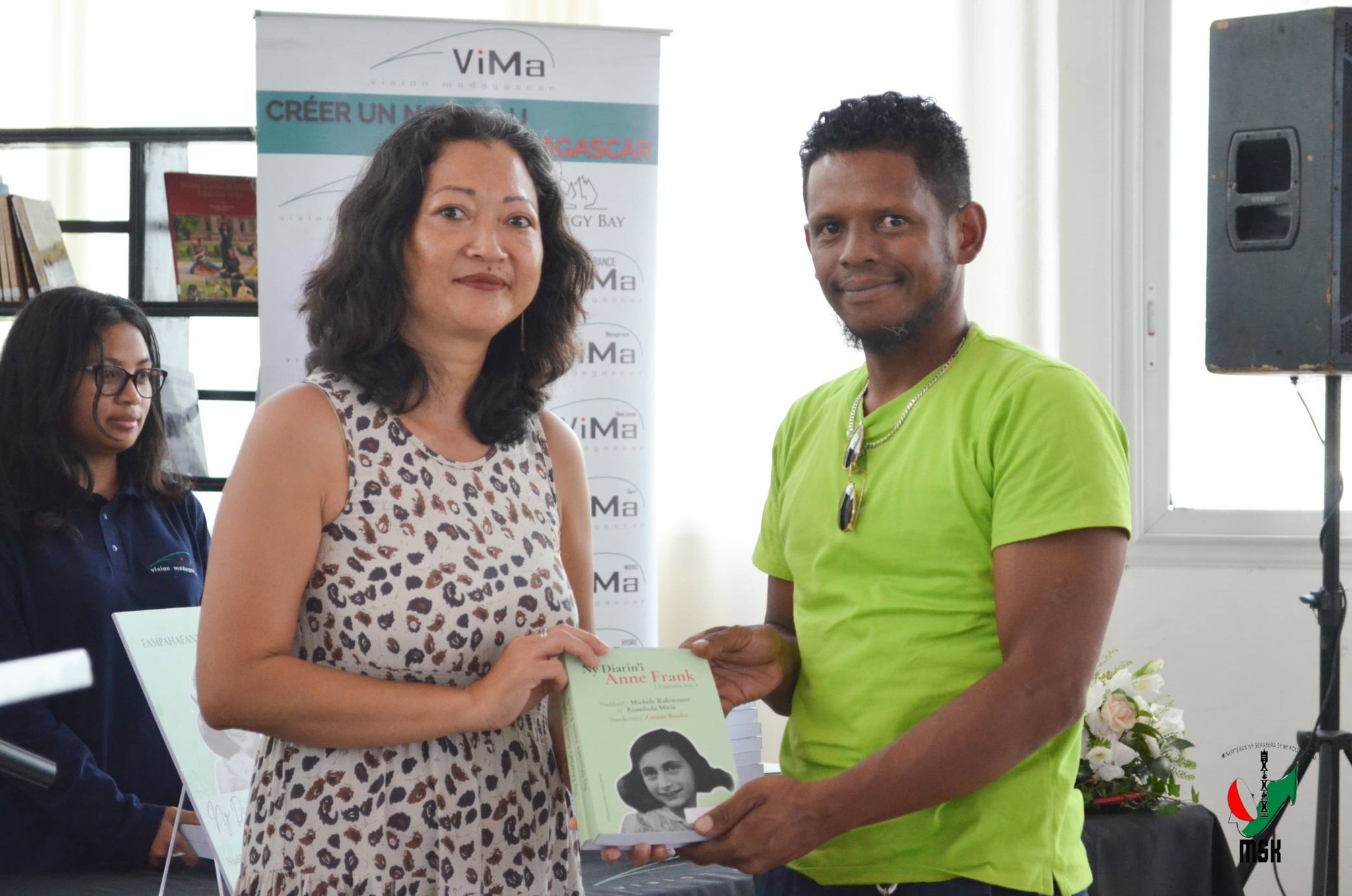 FAMPIROBOROBOANA NY TONTOLON' NY BOKY ATAON' NY MINISTERAN' NY SERASERA SY NY KOLONTSAINA NAMPAHAFANTATRA ANDROANY NY DIARIN' I ANNE FRANK VITA TENY MALAGASY