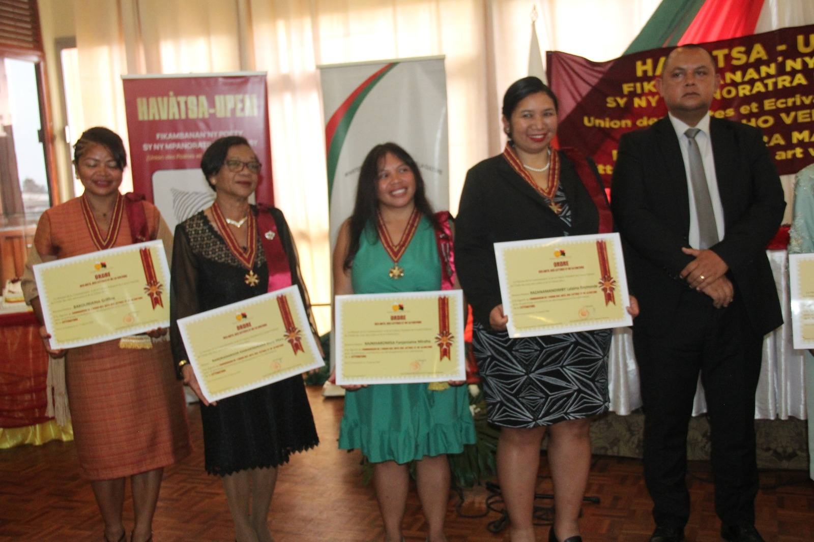 FIKAMBANAN' NY POETY SY MPANORATRA MALAGASY HAVATSA-UPEM, NOTOLORANA MARI-BONINAHITRY NY KANTO IREO MPANORATRA