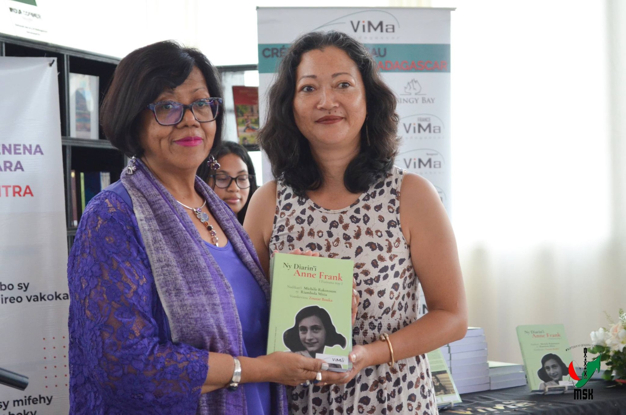 FAMPIROBOROBOANA NY TONTOLON' NY BOKY ATAON' NY MINISTERAN' NY SERASERA SY NY KOLONTSAINA NAMPAHAFANTATRA ANDROANY NY DIARIN' I ANNE FRANK VITA TENY MALAGASY