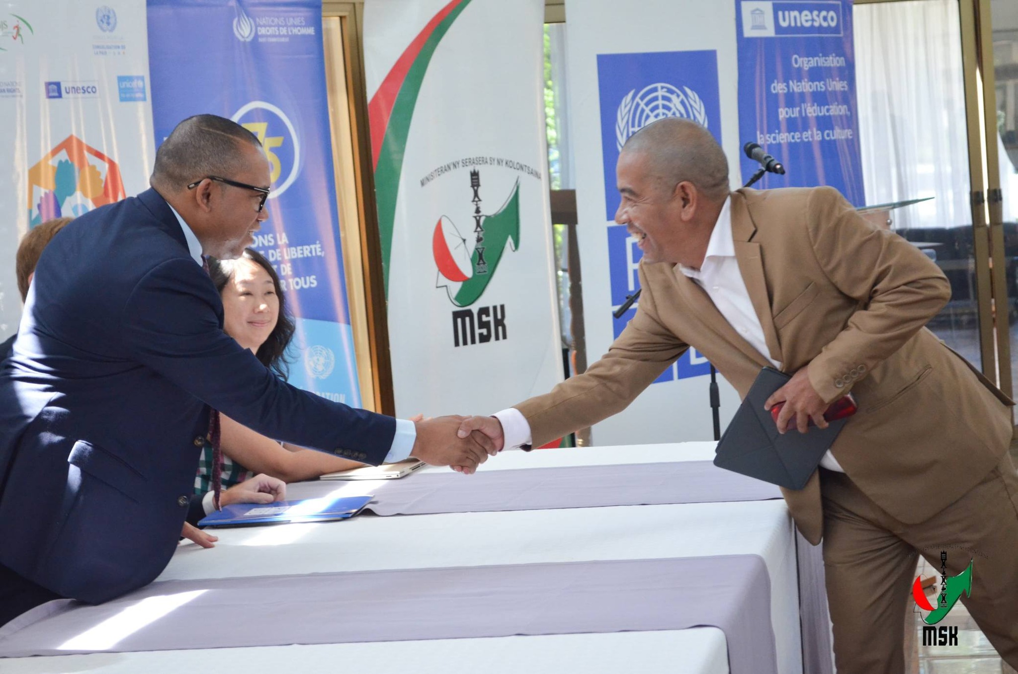 MAMOLAVOLA LALANA MIARO NY MPANAO GAZETY SY NY FAHALALAHANA MANEHO HEVITRA NY MINISTERAN' NY SERASERA SY NY KOLONTSAINA MIARAKA AMIN' NY KOMITY IVONDRONAN' NY MPANAO GAZETY