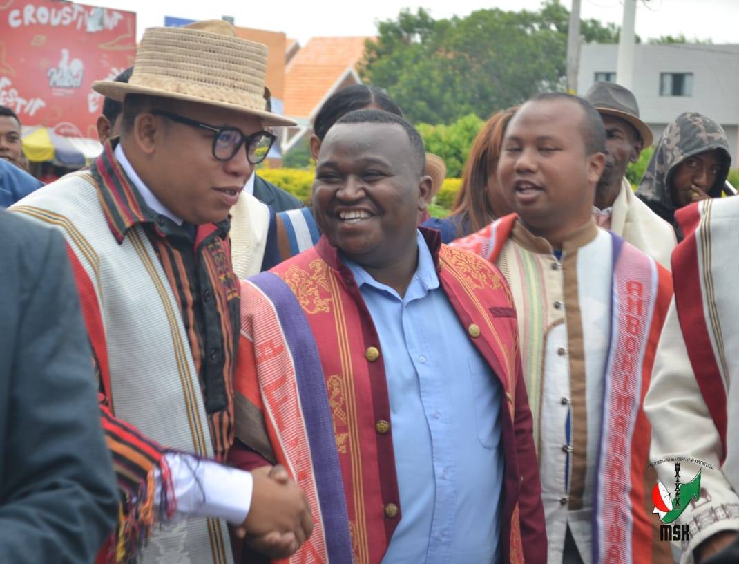 HARAVORAVOANA SY ENDRIKA FENO TSIKY NO NIARAHAN'NY MPIKABARY NISANTATRA NY ANDROM-PIRENENA HO AN' NY KABARY MALAGASY