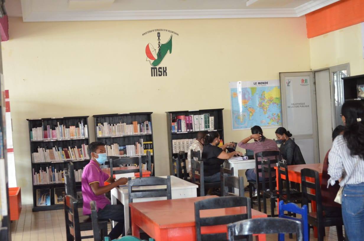 NAMPAHAFANTARIN' NY MINISTERAN' NY SERASERA SY NY KOLONTSAINA AN' IREO MPIANATRA NY ASA SY ANDRAIKITRY NY TRANOMBOKIM-PIRENENA