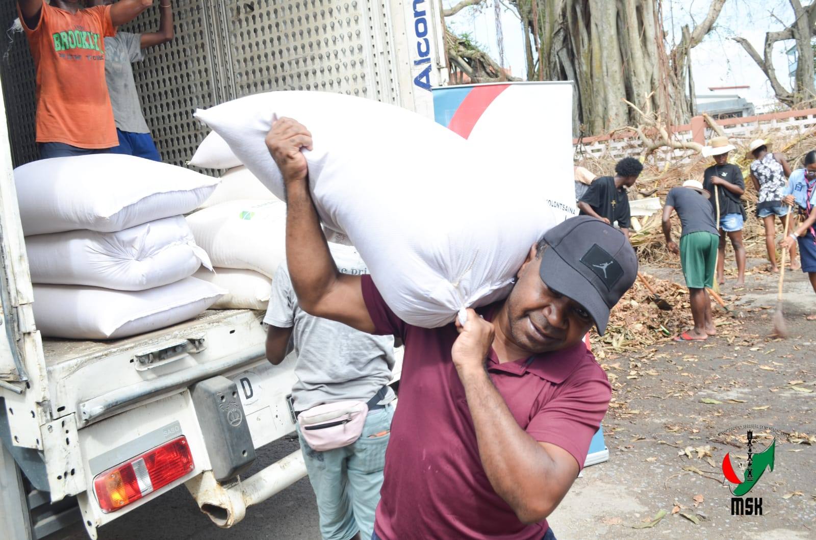 NIVIMBINA IZAY VOATSIRAMBIN' NY TANANY NY MINISTERAN' NY SERASERA SY NY KOLONTSAINA HANAMAIVANANA NY VESATRY NY RIVODOZA GEZANI