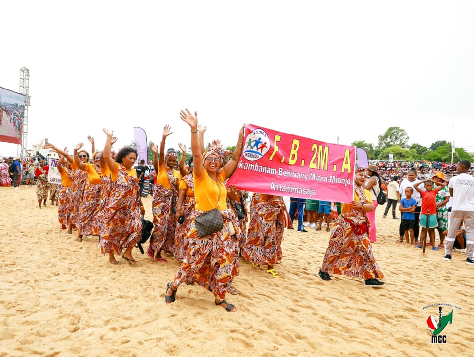 MANAN-KASINA NY VEHIVAVY ! MANAN-DANJA NY FANIRIANY, MENDRIKA HO TANTERAHINA NY NOFINOFINY