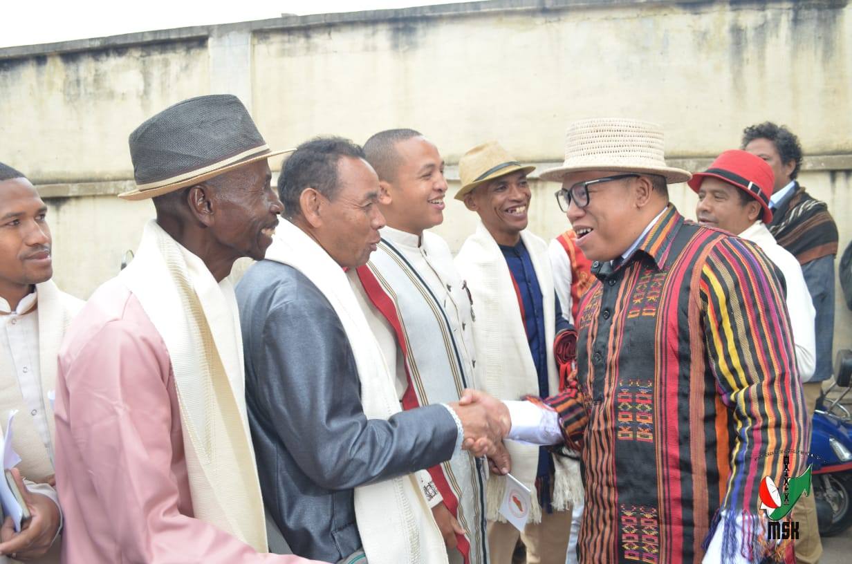 HARAVORAVOANA SY ENDRIKA FENO TSIKY NO NIARAHAN'NY MPIKABARY NISANTATRA NY ANDROM-PIRENENA HO AN' NY KABARY MALAGASY