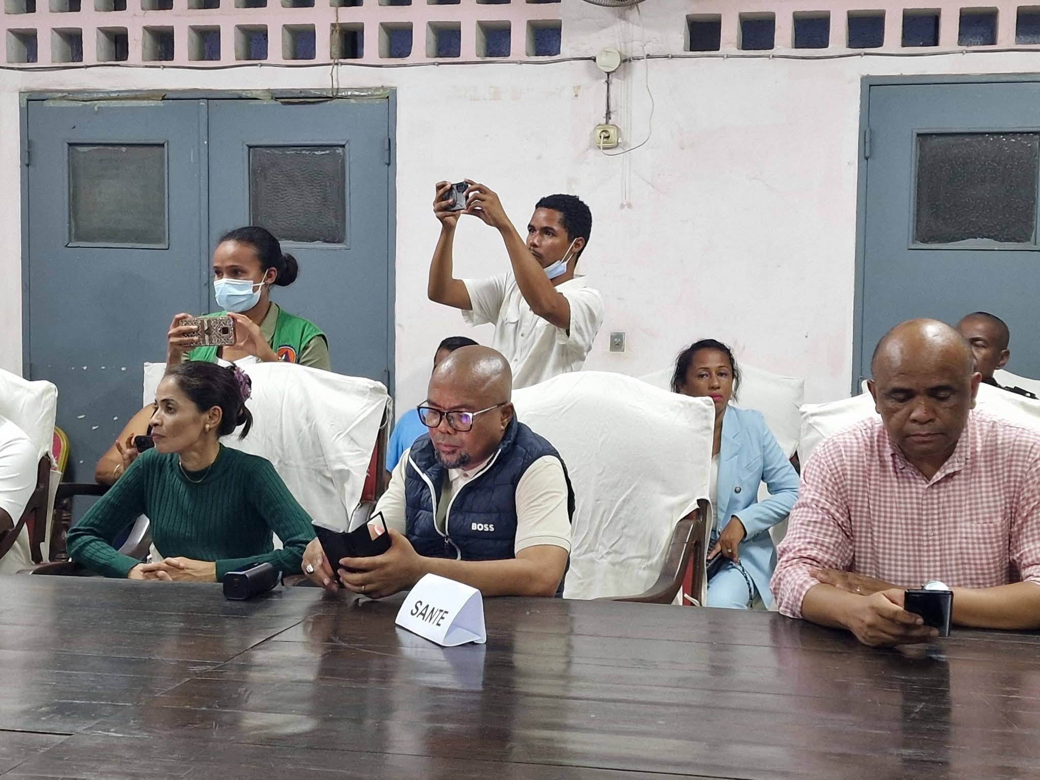 IARA-MISALAHY AMIN' IREO TOMPON' ANDRAIKITRA ISAN' AMBARATONGANY MANAO NY FAMERENANA AMIN' NY LAONINY NY FIAINAM-BAHOAKA SY NY FANARENANA NY TAKAITRA NAVELAN' NY RIVODOZA FYTIA NY FILOHA RANDRIANIRINA MICHAEL